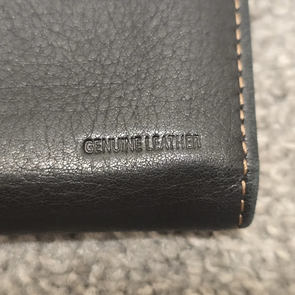 Fossil Leather Wallet Black Pockets Minimalist Simple Classic Chic Boho
